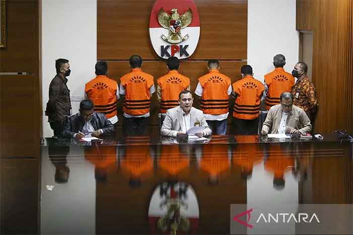 Ketua KPK Firli Bahuri (tengah) memberikan keterangan pers terkait penangkapan Bupati Bangkalan Abdul Latif Amin Imron di Gedung Merah Putih KPK, Jakarta, Rabu (7/12/2022).