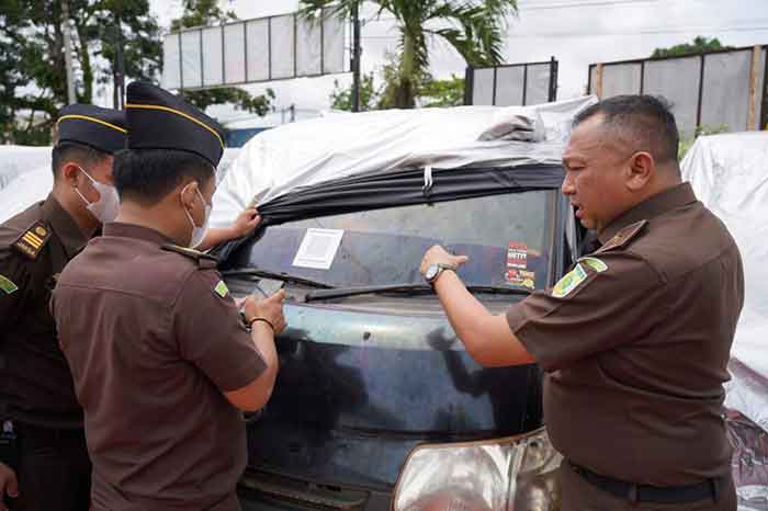 Kepala Pusat Penerangan Hukum Kejagung RI, Ketut Sumedana mengecek kendaraan sebagai salah satu sarana prasarana di Kejaksaan di Kejari Ogan Komering Ilir, Senin (19/12/2022). (Foto: Menitini/Puspenkum Kejagung?