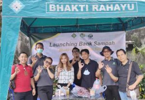 Pengurus BRGT berfoto bersama usai melaunching bank sampah, Sabtu (31/12/2022). Foto: Menitini/M-011)