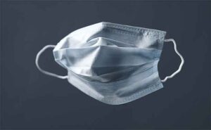 Masker masih harus digunakan saat berada di keramaian dan ruang tertutup walaupun aturan PPKM telah berakhir. (Foto: Menitini/Alianz)