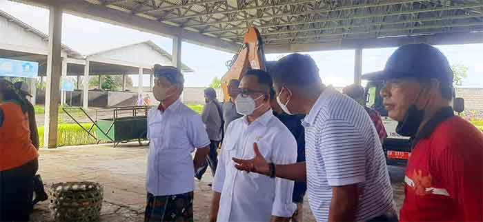 Direktur CTBL Putu Ivan Yunatana menjelaskan terkait dengan mesin pengolah residu yang merupakan karya anak bangsa kepada Menpan RB Azwar Anas. (Foto: Menitini/M-011)