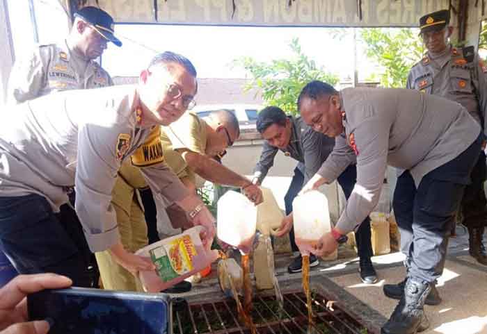 Pemusnahan minuman tradisional jenis sopi di depan Mapolresta Pulau Ambon. Disaksikan Kapolresta dan penjabat Wali Kota Amb