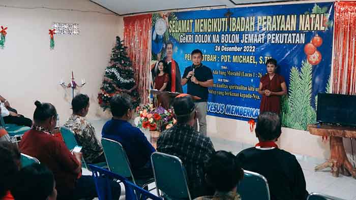 Wakil Bupati Jembrana, IGN Patriana Krisna menghadiri Perayaan Natal di Gereja Kristen Rahmani Injil Desa Pekutatan, Kec.Pekutatan, Senin (26/12). (Foto: Menitini/Humas)
