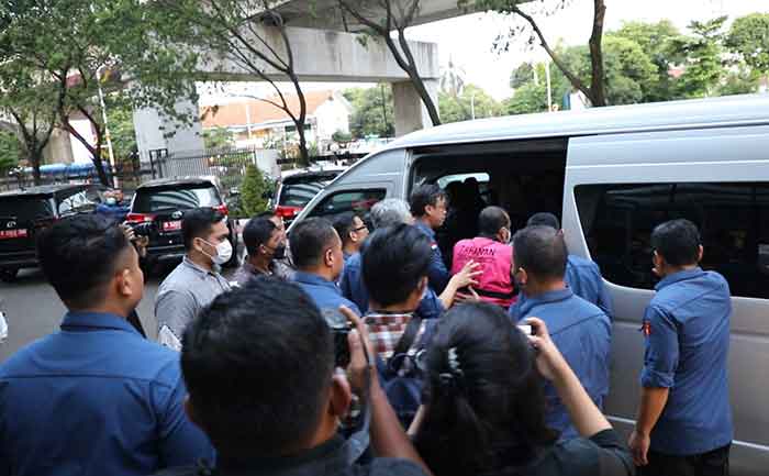 Tim Penyidik Kejaksaan Agung Menetapkan dan Melakukan Penahanan terhadap 3 Orang Tersangka dalam Perkara PT Waskita Karya (persero) Tbk.