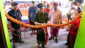 Bupati Klungkung I Nyoman Suwirta memotong saat meresmikan TPS3R Negari Asri bertempat di Banjar Sarimertha, Desa Negari, Kecamatan Banjarangkan, Kamis (15/12/2022). (Foto: ist)