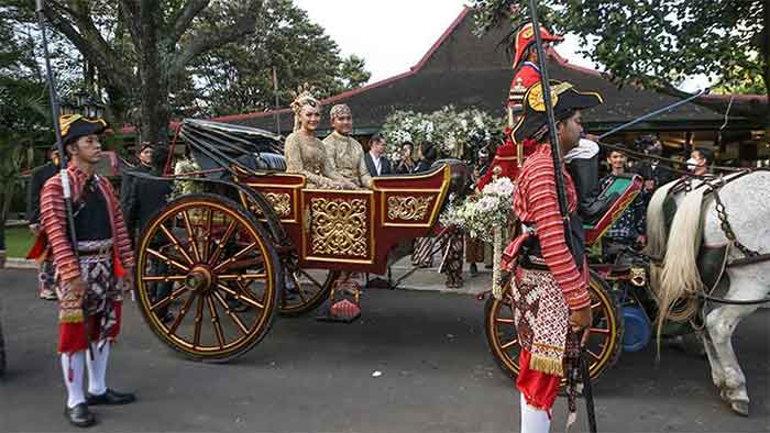 Putra bungsu Presiden Joko Widodo, Kaesang Pangarep bersama istrinya Erina Gudono menaiki kereta kencana usai prosesi akad nikah di Royal Ambarrukmo, Sleman, DI Yogyakarta, Sabtu (10/12/2022). Kaesang dan Erina melangsungkan pernikahan dengan adat Yogyakarta.