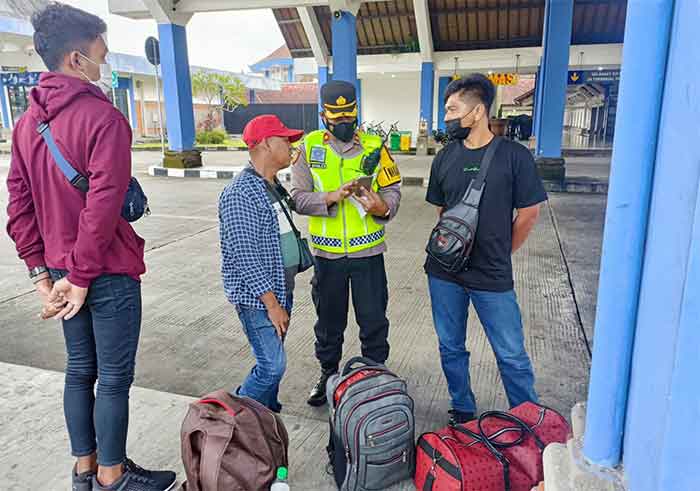 polres badung melakukan pemeriksaan terhadap penumpang di terminal Mengwi, Badung