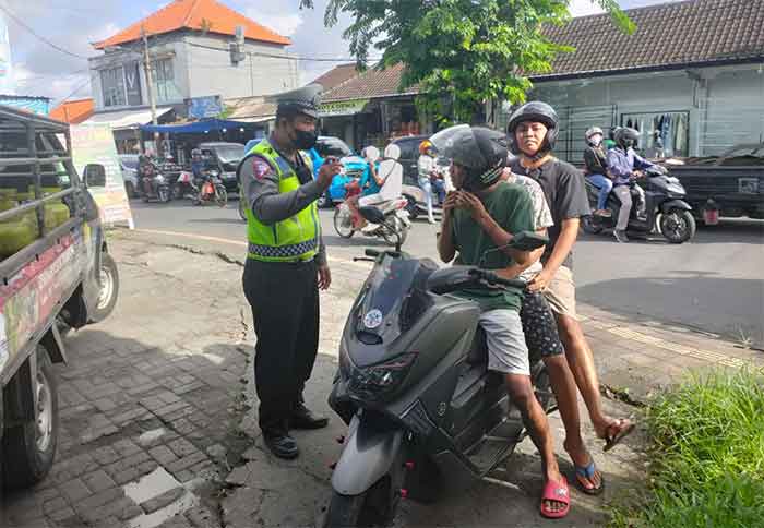 Personil Unit Lantas Polsek Kuta Utara memberikan teguran dan edukasi kepada masyarakat pengguna yang tidak disiplin.