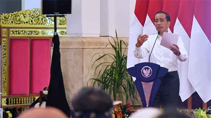 Presiden Joko Widodo menyampaikan sambutannya pada acara penyerahan sertifikat hak atas tanah untuk rakyat secara hibrida, daring di 33 provinsi dan luring di Istana Negara, Jakarta, pada Kamis, (1/12/2022).