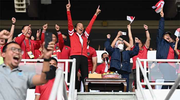 Presiden Joko Widodo beserta Ibu Iriana Joko Widodo turut menyaksikan laga Piala AFF antara tim nasional sepak bola Indonesia melawan Thailand di Stadion Utama Gelora Bung Karno, Jakarta, Kamis, 29 Desember 2022.
