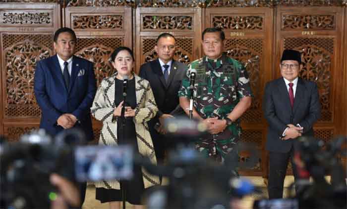 Ketua DPR RI Dr. (H.C.) Puan Maharani saat konferensi pers usai Rapat Paripurna di Komplek Parlemen Senayan, Jakarta, Selasa (13/12/2022).