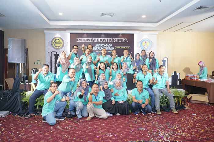 Para alumni Teknik Kimia ITN Malang berfoto bersama dalam acara Gathering.