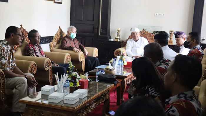 Bupati Jembrana I Nengah Tamba menerima kunjungan Bupati Kepulauan Aru, Maluku Johan Gonga dan rombongan di Kantor Bupati Jembrana, Kamis (8/12/2022).