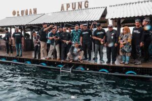 Menparekraf Sandiaga saat di Rumah Apung, tempat wisatawan dapat beraktivitas memberi makan ikan di laut.
