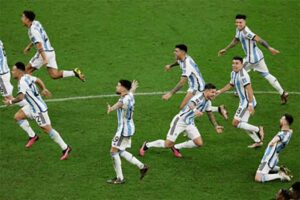 Para pemain Timnas Argentina berselebrasi usai memenangi laga final Piala Dunia Qatar 2022 melawan Prancis, lewat adu penalti di Stadion Lusail, Doha, Minggu (18/12/2022) waktu setempat.