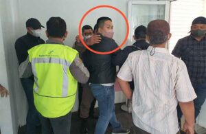 Tim Intelijen Kejagung dan Kejati Jateng mengamankan tersangka korupsi AH, Kamis (22/12/2022). (Foto: Menitini/Puspenkum Kejagung)