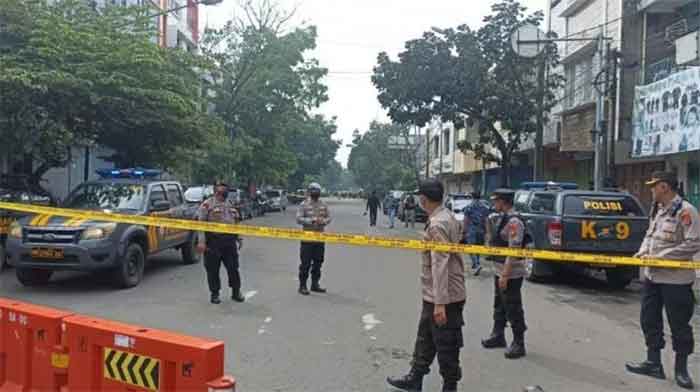 Petugas memasang garis polisi di sekitar TKP bom bunuh diri di Mapolsek Astanaanyar, Kota Bandung, Jawa Barat pada Rabu (7/12/2022).
