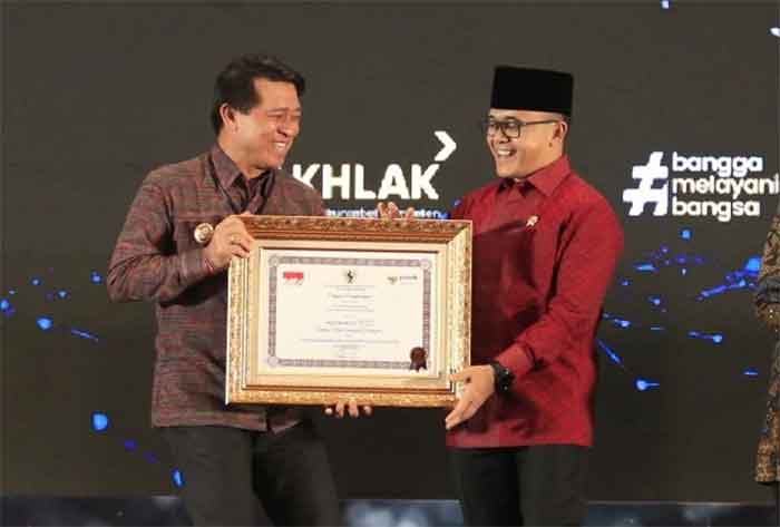 Bupati Klungkung I Nyoman Suwirta menerima penghargaan dari Kompetisi Inovasi Pelayanan Publik (KIPP) 2022 yang diserahan langsung oleh MenPAN RB Abduallah Azwar Anas.