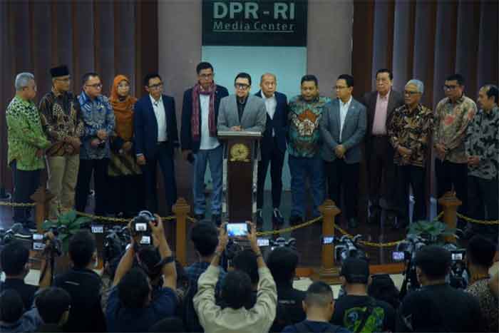 Ketua Komisi II DPR RI Ahmad Doli Kurnia Tandjung bersama Delapan fraksi di DPR RI saat menggelar Konferensi Pers di Gedung Nusantara III, Senayan, Jakarta.
