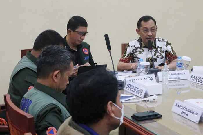 Wakil gubernur Maluku Barnabas Orno dan Kepala BNPB Letjen TNI Suharyanto menggelar rapat koordinasi penanggulangan bencana di ruang VIP Bandara Pattimura Ambon