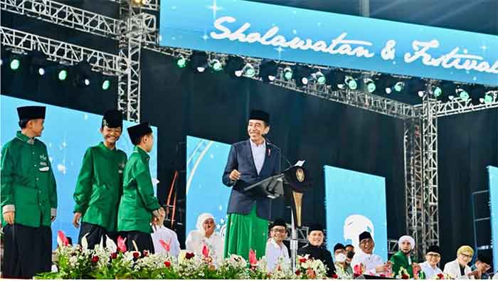Presiden Joko Widodo menghadiri Festival Tradisi Islam Nusantara yang diselenggarakan di Stadion Diponegoro, Kabupaten Banyuwangi, Provinsi Jawa Timur, pada Senin (9/1/2023).