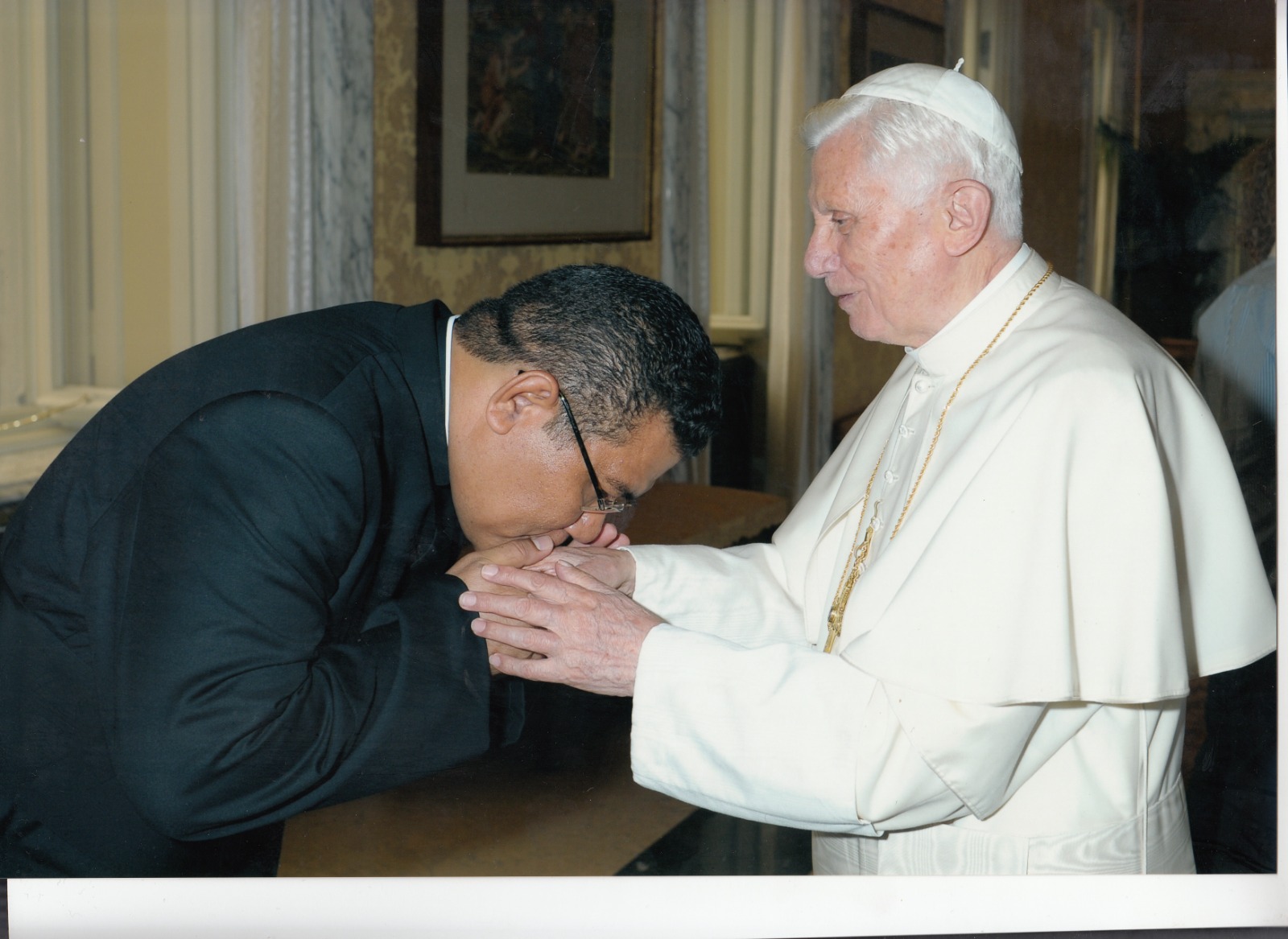 Rm Markus Solo Kewuta SVD saat bertemu dan mencium tangan Paus Benedictus XVI di Vatikan, 2012.