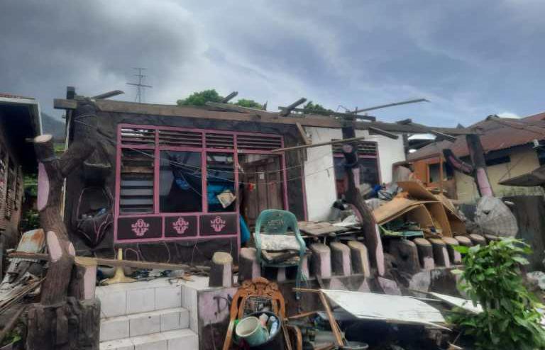 Satu rumah di Larantuka yang rusak akibat diterjang angin kencang. (Foto: Menitini/net)