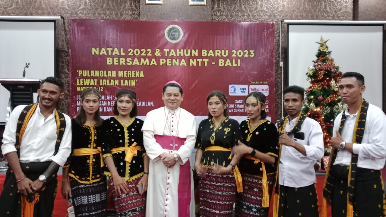 Uskup Denpasar foto bersama para penari dari mahasiswa asal Nagekeo yang membawakan tarian Ja'i di acara PENA NTT. (Foto: Menitini/M-003)