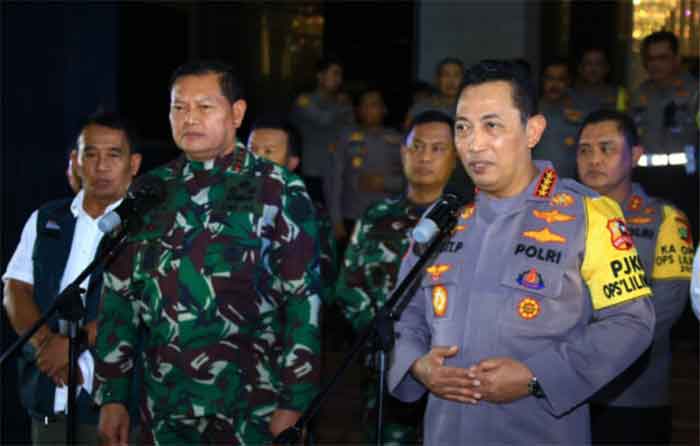 Kapolri Jenderal Listyo Sigit Prabowo bersama Panglima TNI Yudo Margono. (Foto: Menitini/Humas Polri)