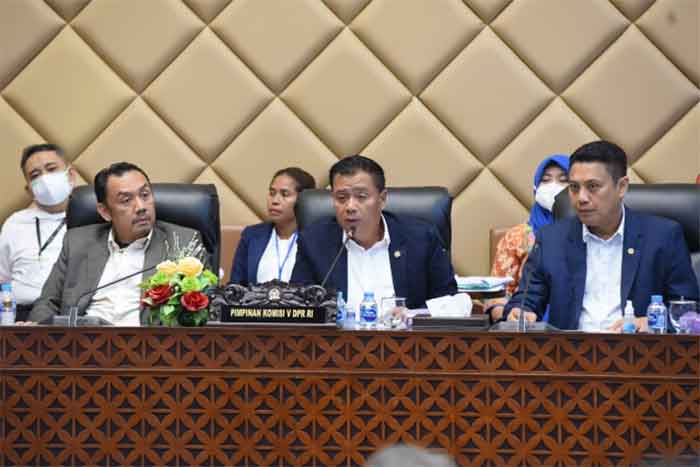 Ketua Komisi V DPR RI Lasarus (tengah) saat rapat kerja Komisi V DPR RI dengan Menteri Perhubungan, Budi Karya Sumadi di ruang rapat Komisi V DPR RI, Senayan, Jakarta, Rabu (18/1/2023)