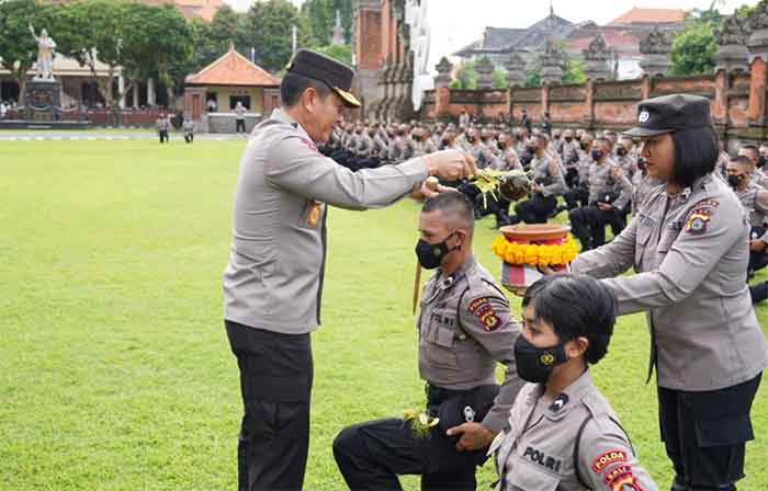 Kapolda Bali Irjen Pol Putu Jayan Danu Putra saat memimpin upacara pembinaan tradisi Bintara Remaja gelombang II Tahun Anggaran 2022 di halaman Mapolda Bali pada Senin (9/01/2022).