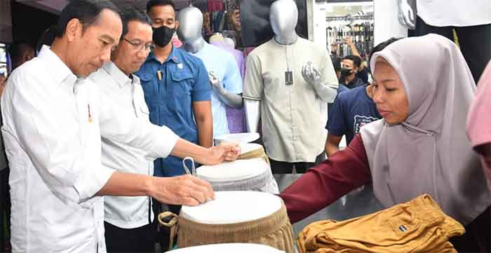 Presiden Joko Widodo meninjau Pasar Tanah Abang, Jakarta, pada Senin, 2 Januari 2023 guna memastikan aktivitas perekonomian pada sektor rill berjalan baik.
