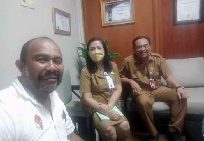 dr Dayu Asweni dan dr Anak Agung Widiasa dan wartawan media ini foto bersama usai wawancara