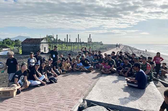 Masyarakat menggelar aksi bersih-bersih pantai di kawasan Karangdadi, hingga Pesurungan.