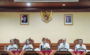Sekda Kabupaten Badung Wayan Adi Arnawa saat membuka Sosialisasi Alokasi Anggaran Kelurahan, di Ruang Kertha Gosana Kabupaten Badung, Rabu (18/1/2023).