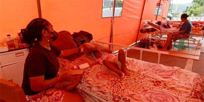 Tenda darurat untuk pasien di RSUD Jayapura.