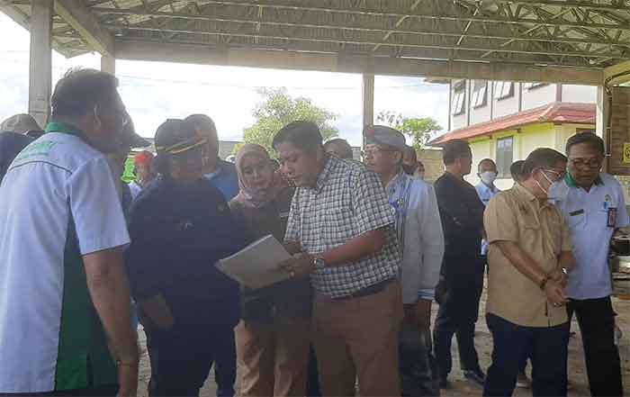 Direktur Utama PT Cahaya Terang Bumi Lestari (CTBL) Putu Ivan Yunatana memberikan penjelasan proses pengolahan residu di TOSS Center Klungkung kepada Menteri LHK Siti Nurbaya Bakar, Rabu (11/1/2023). (Foto: Menitini/M-011)