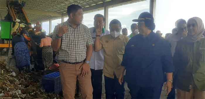 Direktur Utama PT Citra Terang Bumi Lestari (CTBL) Putu Ivan Yunatana memberikan penjelasan proses pengolahan residu di TOSS Center Klungkung kepada Menteri LHK Siti Nurbaya Bakar, Rabu (11/1/2023). (Foto: Menitini/M-011)