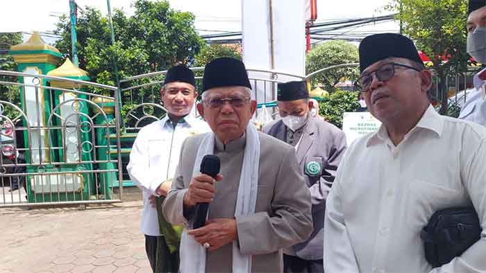 Wapres Ma'ruf Amin usai salat Jumat di Masjid Raya At-Taqwa, Jakarta Timur.