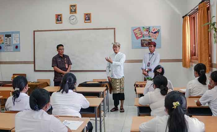 Wakil Bupati Badung I Ketut Suiasa meninjau pelaksanaan seleksi kompetensi CAT-UNBK P3K di SMPN 1 Kuta Utara, Kamis (19/1/2023).