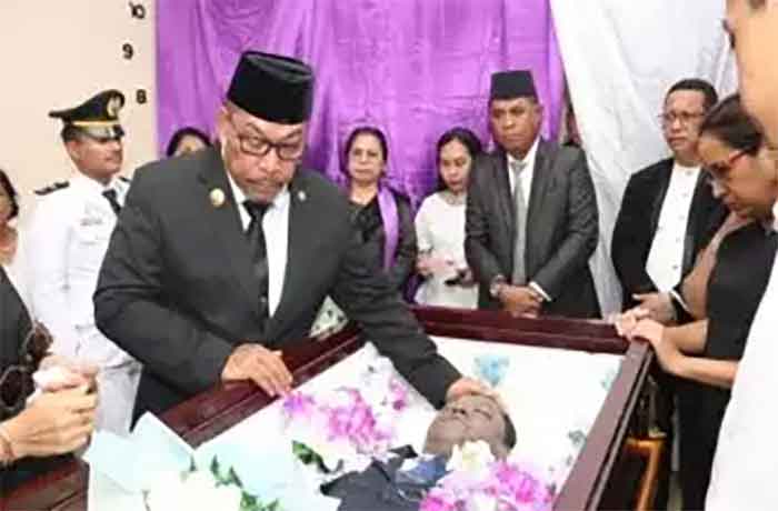 Gubernur Maluku, Murad Ismail di rumah duka Almarhum Jones Andres Adriaansz. (Foto: M-009)