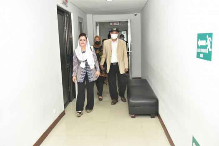 Wakil Ketua BURT DPR Novita Wijayanti (kiri) saat memimpin Tim Kunker BURT mengunjungi RS Bali Royal Hospital (BROS) di Provinsi Bali, Jumat (13/1/2023).