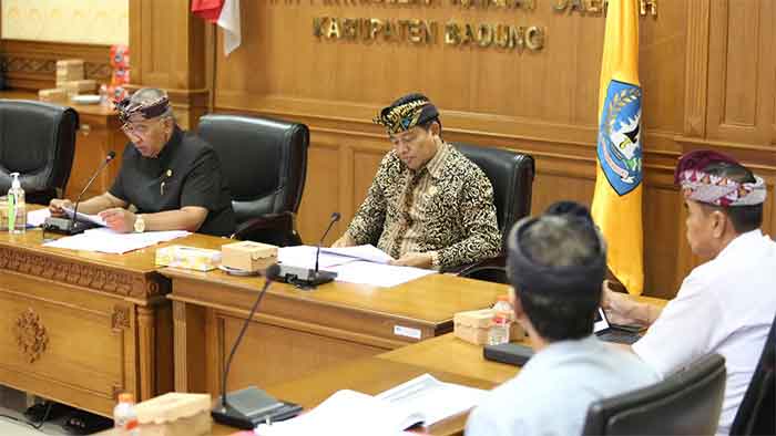 Ketua DPRD Badung Putu Parwata dan Wakil Ketua DPRD Wayan Suyasa saat melakukan rapat koordinasi, Kamis (19/1/2023).