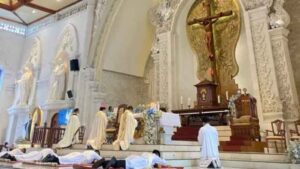 Empat Imam Baru tiarap di depan altar sebelum ditahbiskan oleh Uskup Denpasar