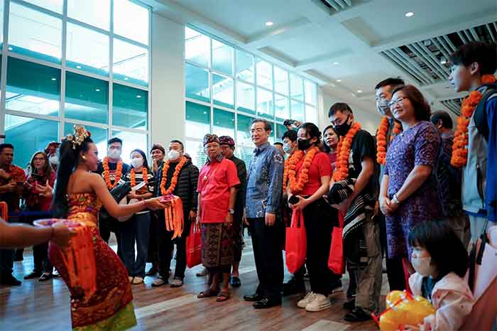 Gubernur Bali Wayan Koster dan Wagub Cok Ace menyambut kedatangan wisatawan China di Bandara Internasional I Gusti Ngurah Rai,Badung, Bali, Minggu (22/1/2023).