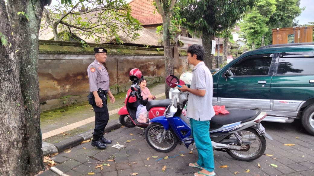 polsek mengwi melalui unit samapta melaksanakan patroli dialogis dengan masyarakat diwilayah hukum polsek mengwi. Selasa (17/01/23) pukul 14.10 wita