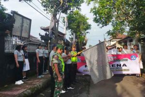 Babinsa Semarapura Lepas Peserta Jalan Sehat