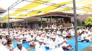 Bupati Jembrana, I Nengah Tamba bersama Ibu Candrawati Tamba dan Wabup, I Gede Ngurah Patriana Krisna beserta seluruh jajaran pegawai di lingkungan Pemerintah Kabupaten Jembrana melaksanakan persembahyangan di Utama Mandala Pura Niti Praja pada Jumat (6/1/2023)