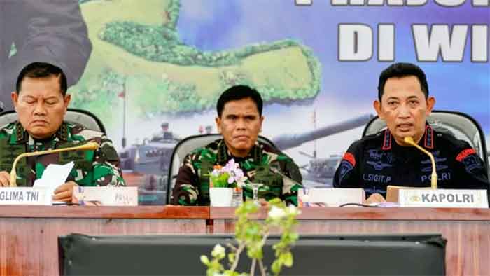 Kapolri Jenderal Listyo Sigit Prabowo (kiri) bersama Panglima TNI Laksamana Yudo Margono (kanan). (Foto: Humas Polri)