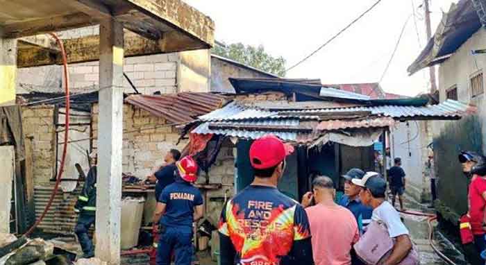 Sebanyak lima rumah di Negeri Hatiwe Kecil ludes terbakar, dugaan sementara akibat arus pendek.